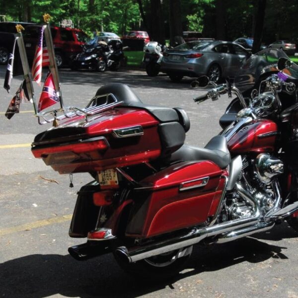 MOTORCYCLE-FLAG-MOUNTS-ON-HARLEY-DAVIDSON-WITH-4-FLAGS-REAR-VIEW